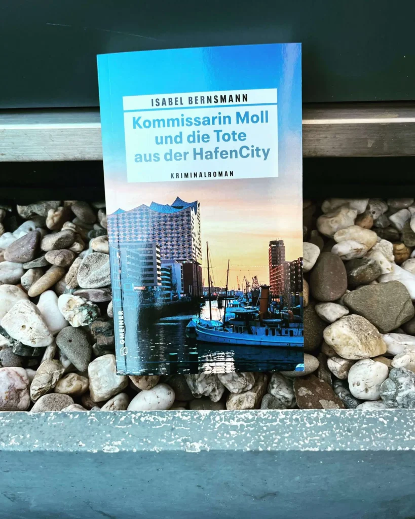 Bild zu der Rezension des Buches von Bernsmann, Isabel: Kommissarin Moll und die Tote aus der HafenCity