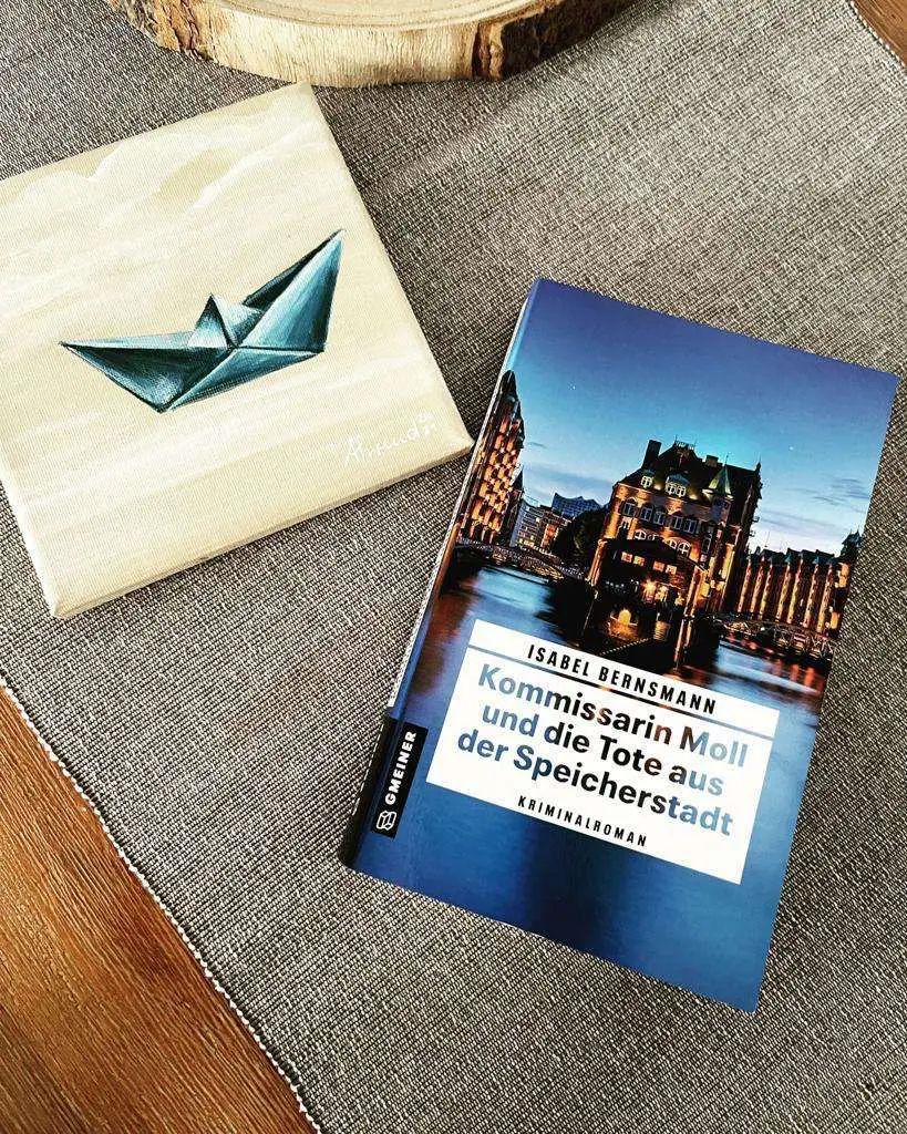 Bild zu der Rezension von dem Buch Bernsmann, Isabel: Kommissarin Moll und die Tote aus der Speicherstadt