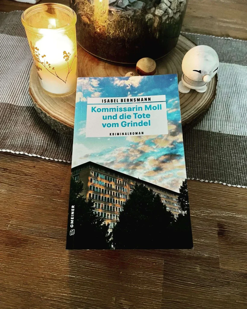 Bild zu der Rezension von dem Buch Bernsmann, Isabel: Kommissarin Moll und die Tote vom Grindel