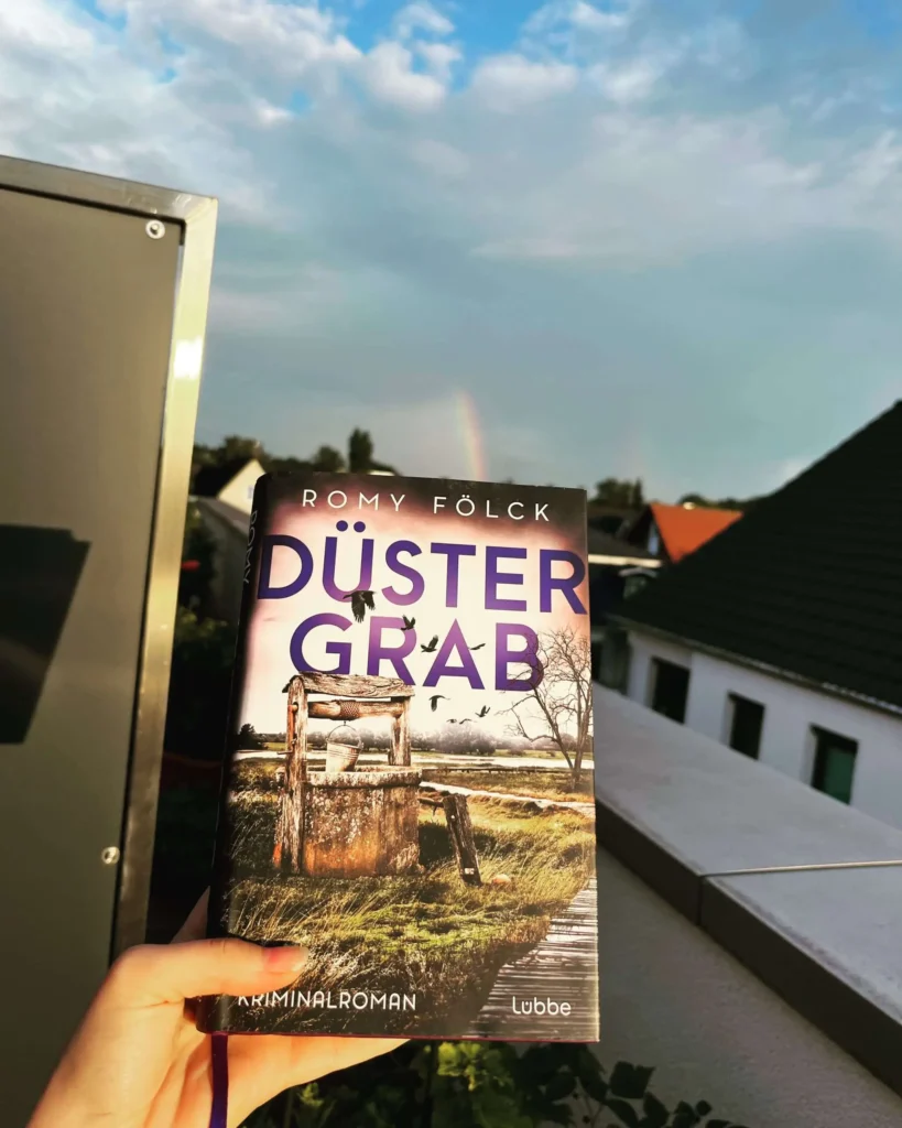 Bild zu der Rezension von Fölck, Romy: Düster Grab