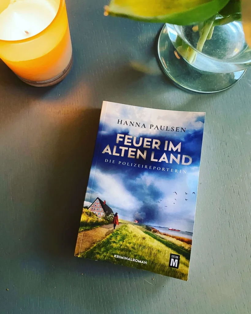 Bild zu der Rezension von Paulsen, Hanna: Feuer im Alten Land