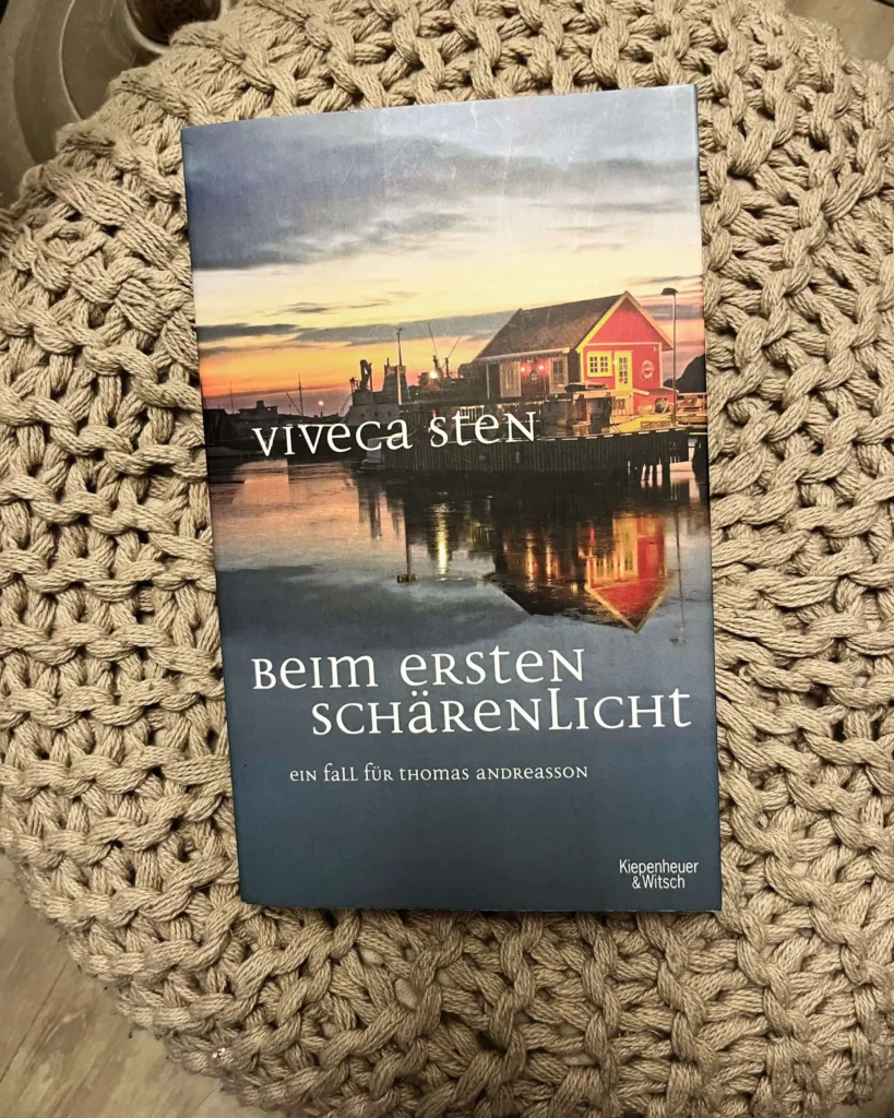Bild zu der Rezension von Sten, Viveca: Beim ersten Schärenlicht